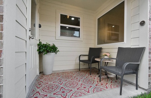 Barker House | Neighborly private home sleeps 6 with a fenced yard, fast WiFi, workspace, and ample parking + 2-car garage—near Katy & Energy Corridor. Includes a primary king ensuite and soaking tub.