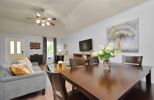 Barker House | Neighborly private home sleeps 6 with a fenced yard, fast WiFi, workspace, and ample parking + 2-car garage—near Katy & Energy Corridor. Includes a primary king ensuite and soaking tub.
