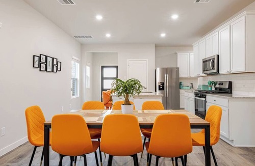 Magnolia House | NEW 4BR Retreat with Game Room + 75” TV Near The Woodlands Trails & Shops