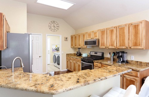 Woodridge House | NEW! 5★ Location & Gated | LUXURY LIVING | Royal Beds 👑