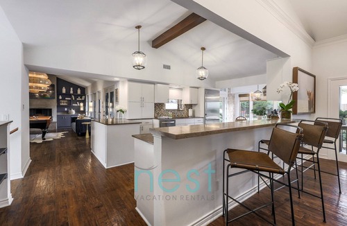 Westview On Lake Austin House | *NEW* 7 MINUTES TO DOWNTOWN | POOL | HOT TUB | POOL TABLE | FOOSBALL | FIRE PIT | 13 Queen Beds