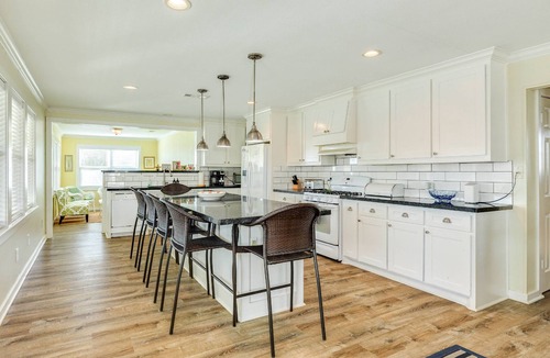 Jamaica Beach House | NEW | Bayfront | Huge Decks | Beach Nearby | Community Pool | Pets Welcome | Sunroom | Wifi | Patio