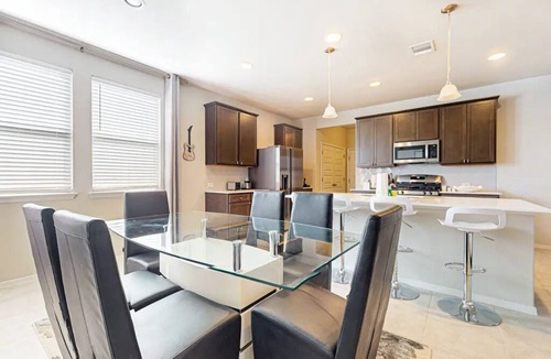 Travis County House | New Built Modern & Stylish Retreat Near Downtown
