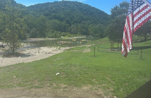 Glenwood Cabin | NEW. CADDO SHACK on caddo river bank in gated community.