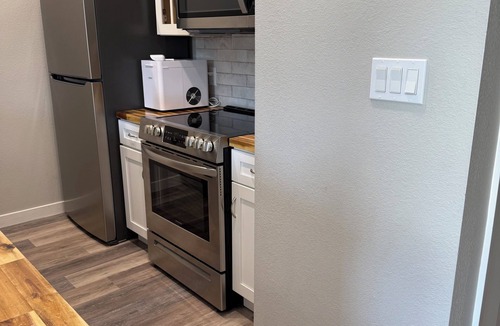 East Riverside House | New Construction 2-bed modern farm home minutes from Baylor and Downtown Waco