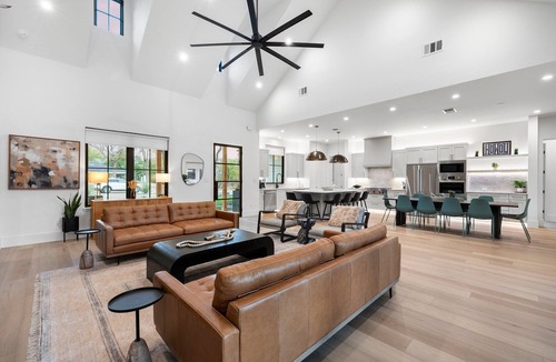 Dripping Springs House | -NEW-Downtown DRIP Pool/Spa/Golf/Pickleball/30Guests