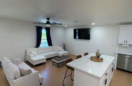 Sulphur House | New Duplex Near Plants and Casinos Fast Wi-Fi