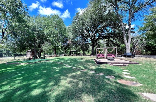Jacksonville House | NEW! Fire pit AND golf! LUXURY COUNTRY RETREAT in heart of MAJESTIC ETX!