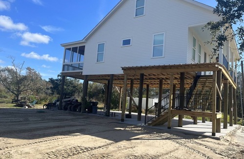 Delacroix Cottage | NEW! FISHING, HUNTING COTTAGE 4 Bedrooms, 2 King beds, 4 Queen Beds, Sleeps 12