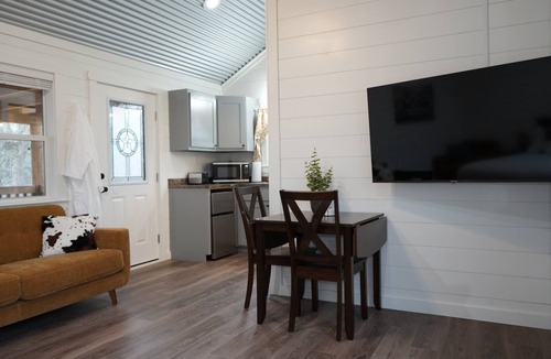 Ardmore Cabin | NEW! Hot Tub w/King Bed. Clean Couples Getaway Cabin Near Casino & Lake Murray.