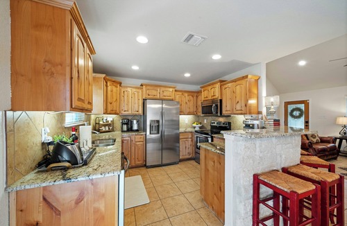 Jourdanton House | NEW Jtown Junction LUXE 3BR 2BA for 7 Desirable Neighborhood Yard 1King 2Q 1T