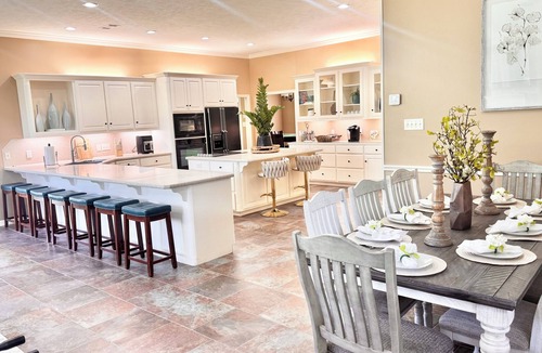 Wellborn House | New Listing 6-bedroom on 3.5 acres,sleeps 25 Pickleball, poker, pool table