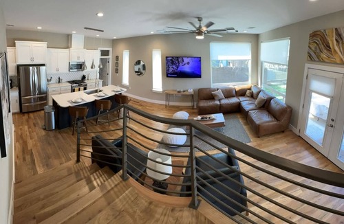 Chestnut Condo | New Luxe Poolside Stay Balcony Views Outdoor BBQ