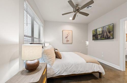 Youngsville Apartment | NEW Mais La House Garage KING 85 TV Cajun Luxury