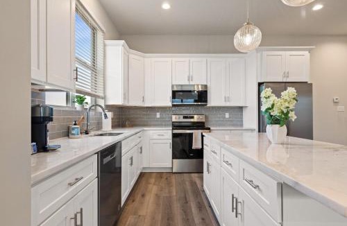 Youngsville Apartment | NEW Mais La House Garage KING 85 TV Cajun Luxury