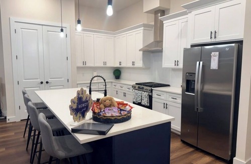 El Lago House | New Modern Lakeview Townhome - Near NASA & Kemah