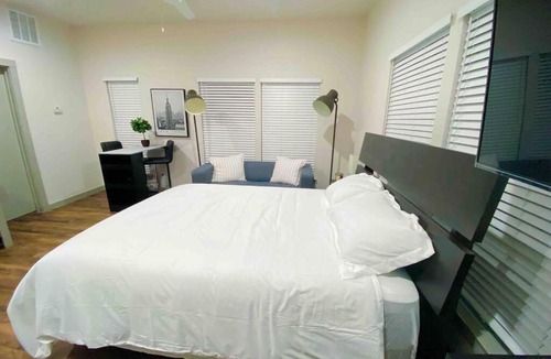 Lower Greenville Apartment | NEW Modern Studio Lower Greenville with Free Coffee