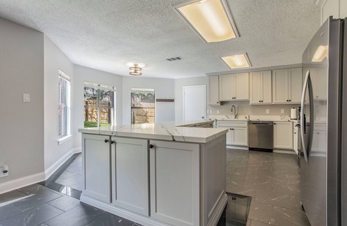 Wetmore House | New Owner Special-Luxury 4 bedroom villa 5 min. from Six Flags, UTSA, La Cantera