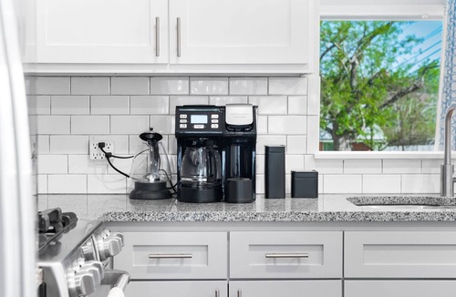 South Congress House | NEW! Private Backyard ~ 3 Mins to DT ~ Steps to SoCo ~ Grill, Coffee, Outdoor TV