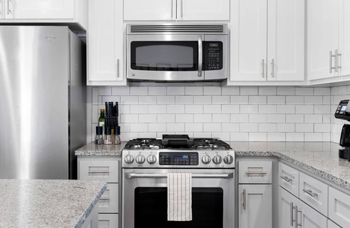 South Congress House | NEW! Private Backyard ~ 3 Mins to DT ~ Steps to SoCo ~ Grill, Coffee, Outdoor TV