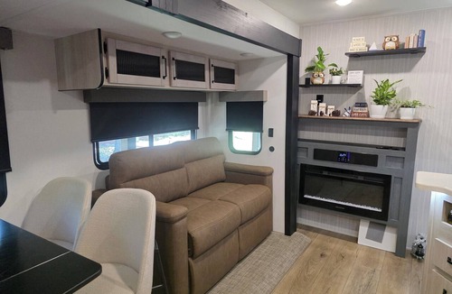 Somerville House | New RV Sleepy Owl ,2-bedroom, 2 bathroom, 1 mile from lake Somerville.