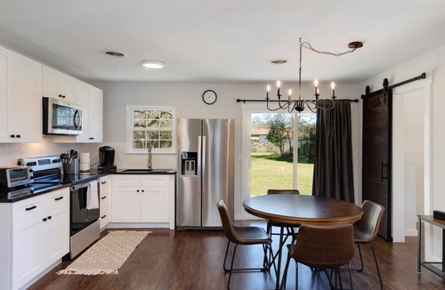 Dripping Springs House | New SPA! Dwntwn DRIP Bluff St Cottage & Guest House! Walk to Food, Bars & Music!