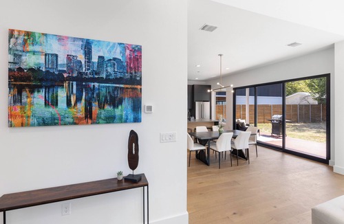 Govalle House | New Stunning 5BR House w/Pool & Concierge in Vibrant Neighborhood Downtown