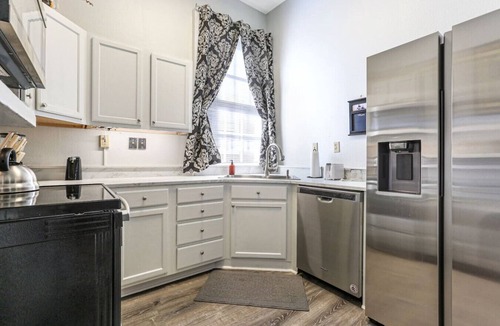 Leonidas Apartment | New Suite Oak St Retreat! Shops, Music & More!