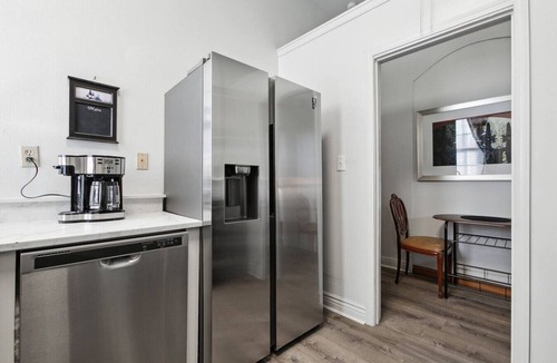 Leonidas Apartment | New Suite Oak St Retreat! Shops, Music & More!