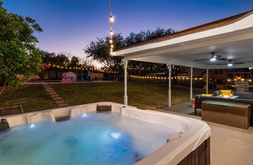West Oak Hill House | NEW Villa w/Pool HotTub GameRoom Movie Sleeps20