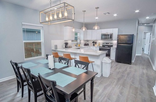 Nevada Street House | Newly Remodeled 4BR 2BA Near Amazing Downtown
