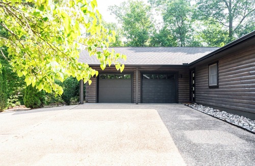 Bella Vista Cabin | Newly Remodeled True Log Cabin | Fire Pit | Bike In-Bike Out