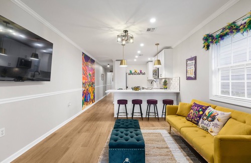 Mid-City Apartment | Newly renovated 2bedrooms with 1 Bonus room and 2 bathrooms in MidCity