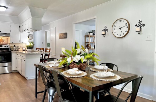 Marksville House | Newly Renovated Charming 3-bedroom house in Marksville - Sleeps 10