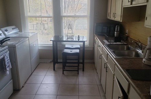 Highland Historic District Apartment | *Nice Affordable Stay In Highland Area Like Home *