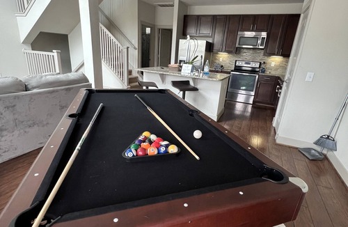 Memorial House | Nice spacious 3 story town house (3 minutes from city centre)