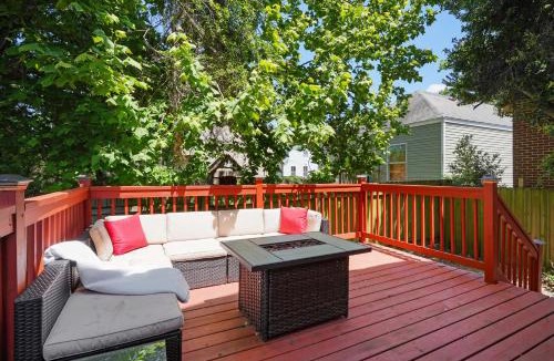 Faubourg Livaudais House | NOLA Luxury, Near Parade Route, Bar & Porch