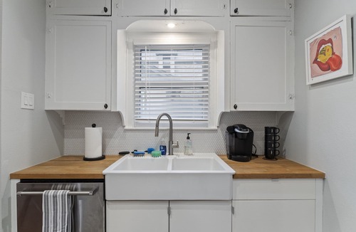 North University House | North Campus Craftsman—minutes walk from the UT campus in a quiet neighborhood.