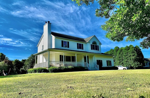 Mattituck House | North Fork Fall Escape - 83° Heated Pool Wineries Apple Picking Greenport