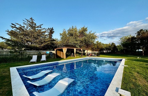 Mattituck House | North Fork Fall Escape - 83° Heated Pool Wineries Apple Picking Greenport