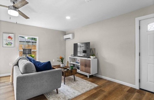 Northwest Dallas House | North West Dallas Guesthouse l King Bed l Washer & Dryer