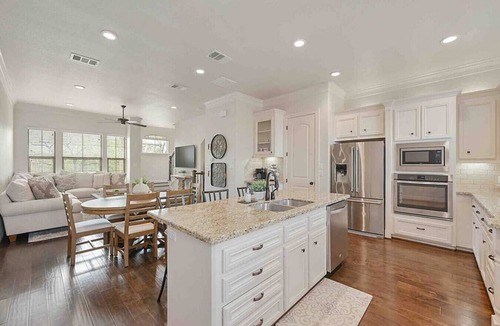 College Station House | Northgate Nest Cozy & Convenient 2BR 3BA Office Steps from A&M