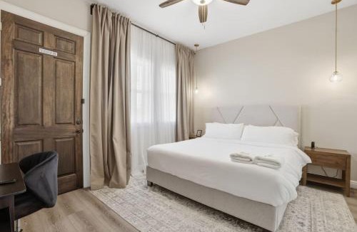 Greater Fondren Southwest House | O14B Single-Story 2BR Townhome with King Beds Private Gym