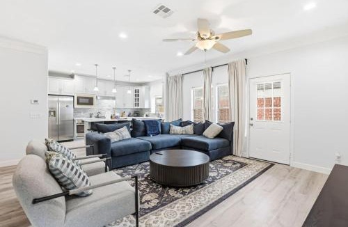 Greater Fondren Southwest House | O18B Spacious 3BR Home Sleeps 10 With 2 Living Areas