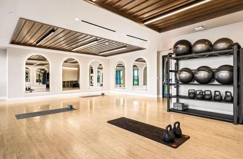 Dallas Apartment | Obsidian Opulence with Resort Pool, Laundry, Parking