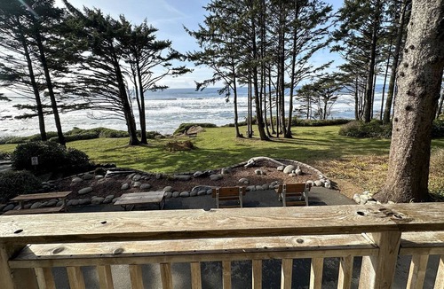 Yachats House | Ocean Front The Captain's Bounty @ Betty's Beachside, Stairs to the Beach!