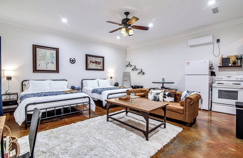 Burleson Apartment | Old Town Rodeo Studio. Free parking. Walk to entertainment and restaurants.