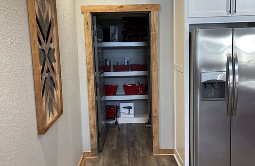 Glenwood Cabin | ON THE ROCKS is the place to be! A new spacious cabin & fully stocked!