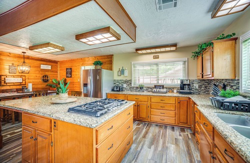 Onalaska House | Onalaska Home w/Game Room, Sunroom & Lake View!