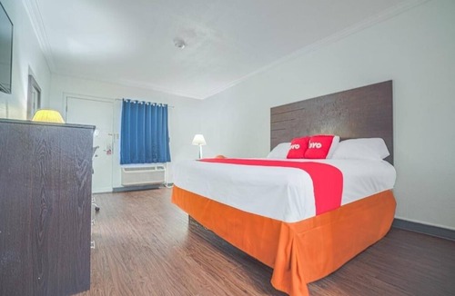Kingsville Hotel | One Unit w/King Bed | Free Parking | Near Baffin Bay & LE Ramey Golf Course